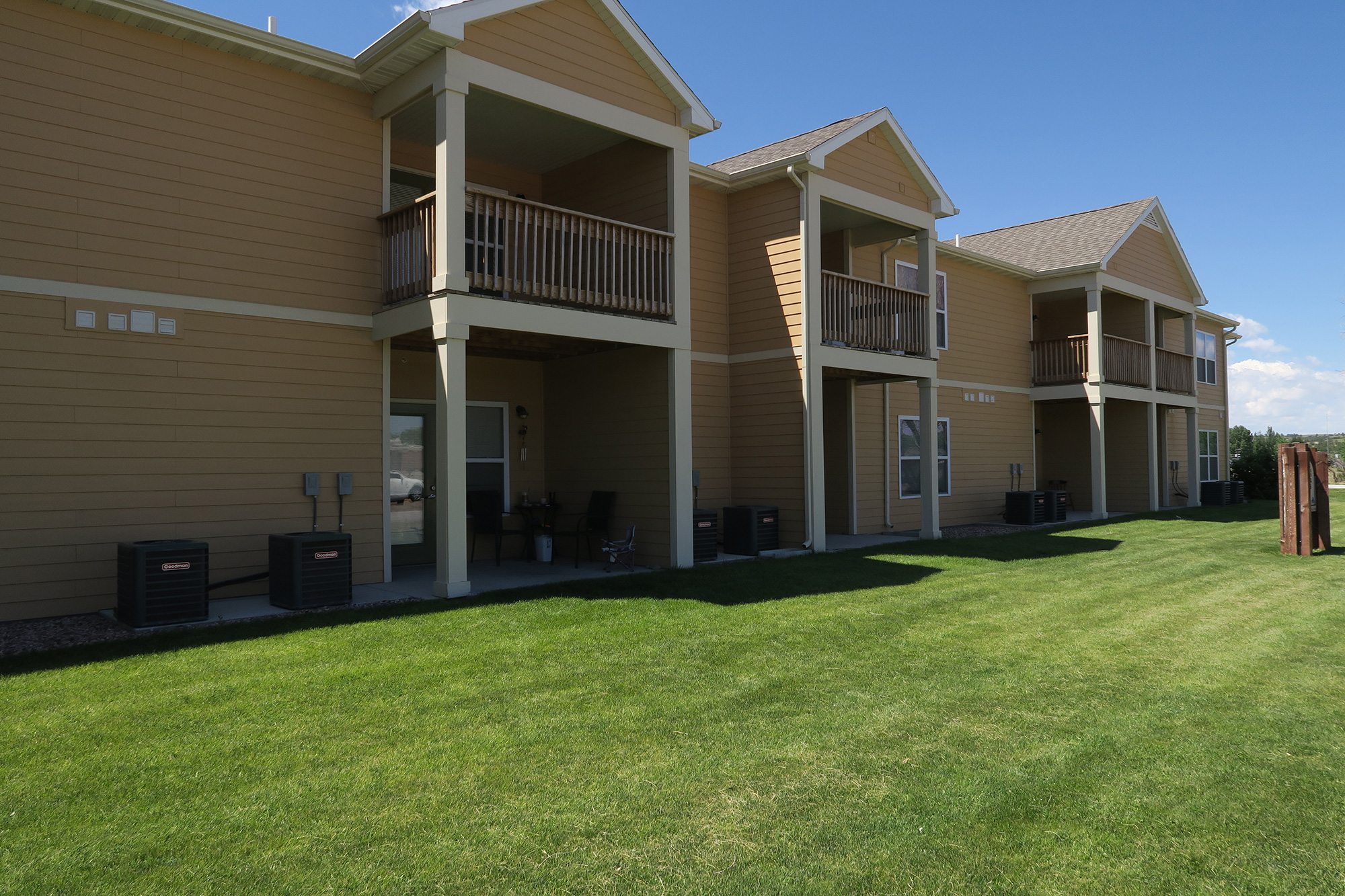 Oregon Trail Apartments - Exterior 02